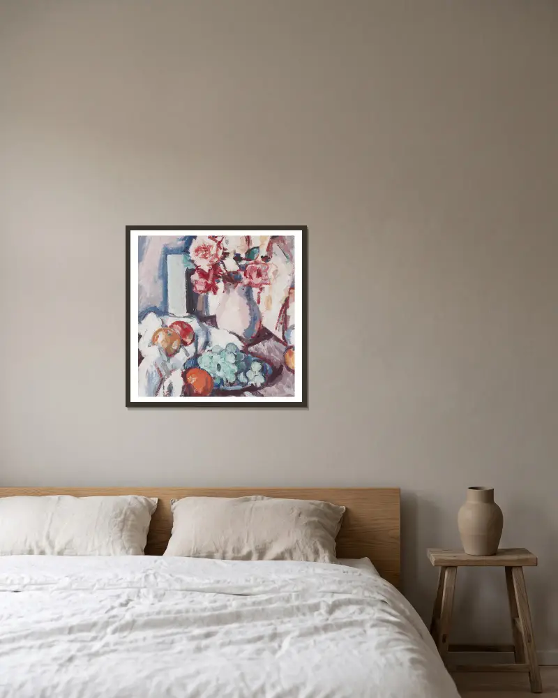 Rosen und Früchte von Samuel John Peploe gerahmt an einer Wand