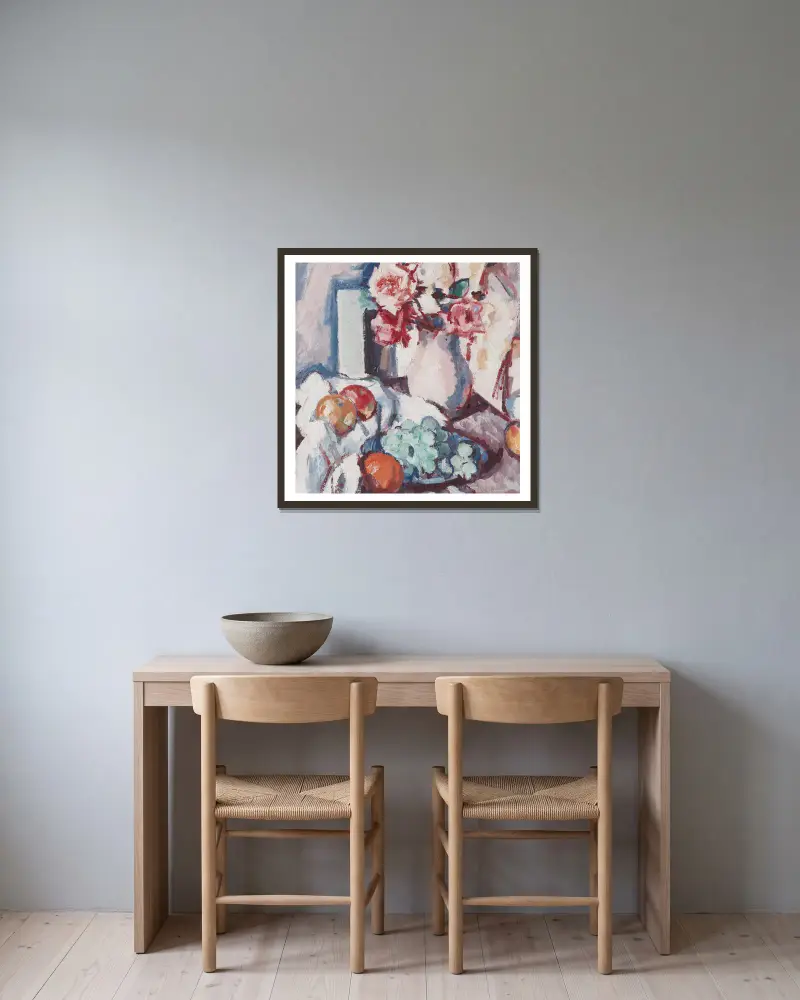 Rosen und Früchte von Samuel John Peploe gerahmt an einer Wand