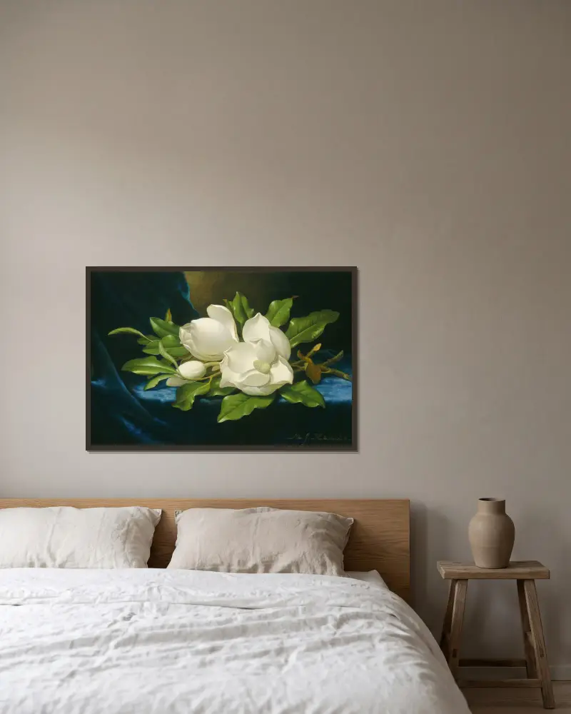 Giant Magnolias on a Blue Velvet Cloth av Martin Johnson Heade inramad på en vägg