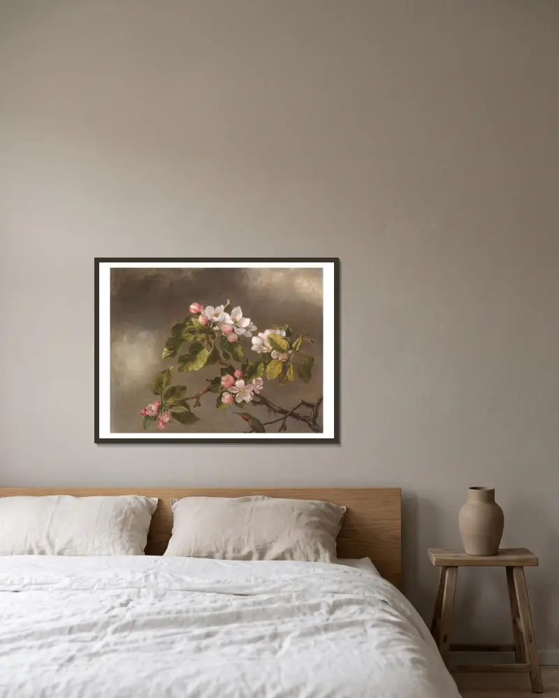 Hummingbird and Apple Blossoms av Martin Johnson Heade inramad på en vägg