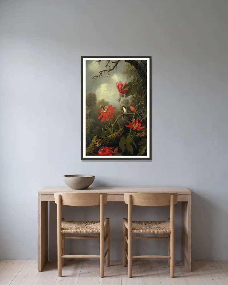 Hummingbird and Passionflowers av Martin Johnson Heade inramad på en vägg