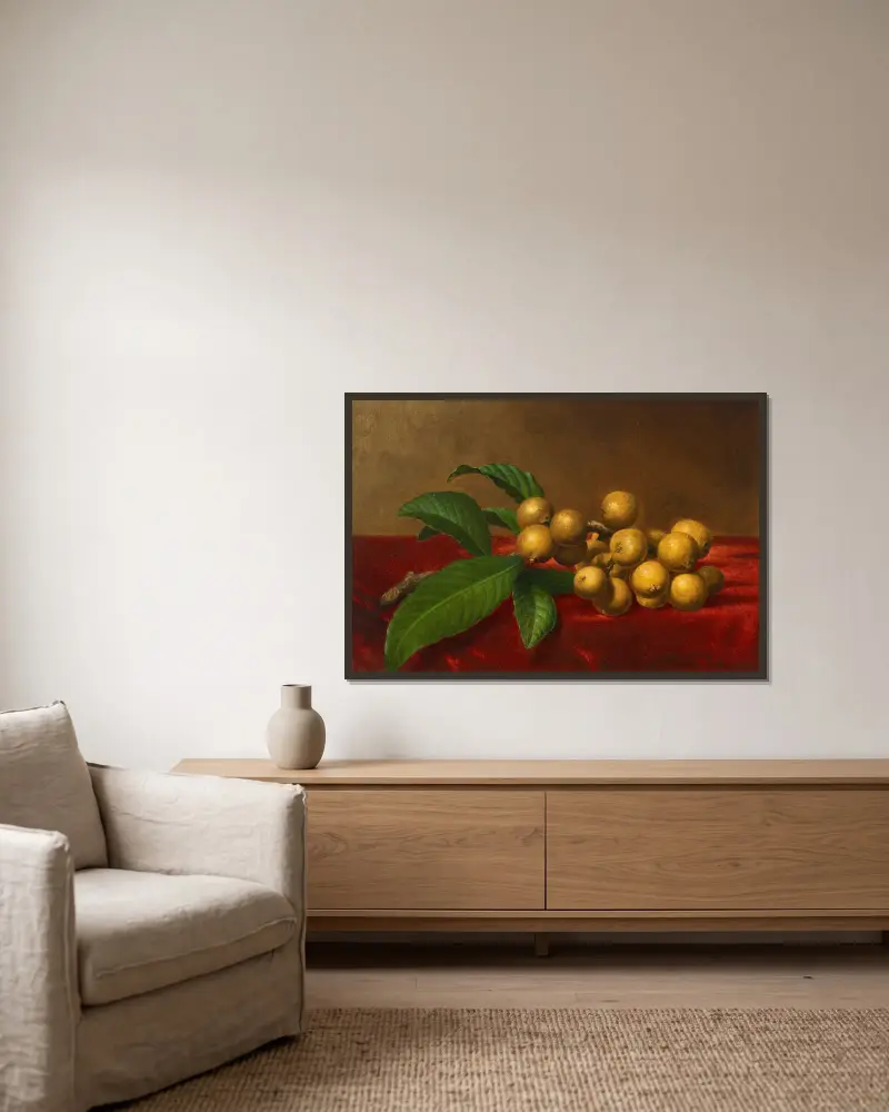 Loquats on Red Velvet av Martin Johnson Heade inramad på en vägg