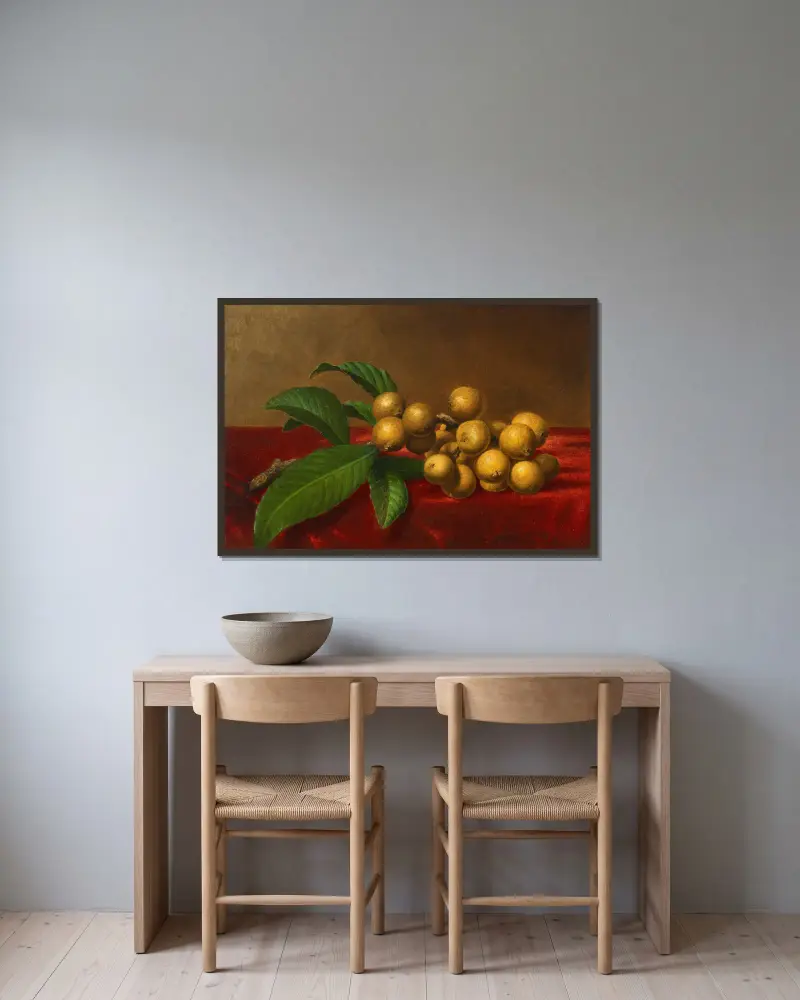 Loquats on Red Velvet av Martin Johnson Heade inramad på en vägg