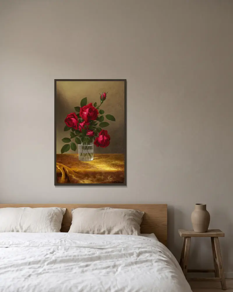 Roses and Rosebuds in a Glass av Martin Johnson Heade inramad på en vägg