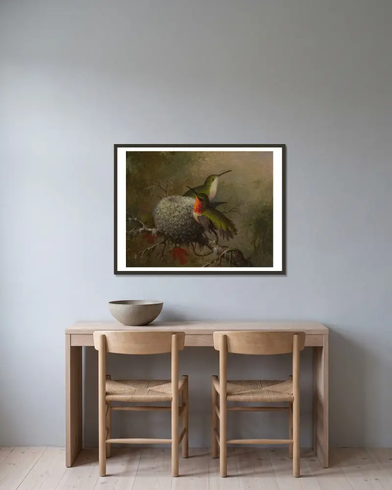 Zwei Rubinkehlkolibris an ihrem Nest von Martin Johnson Heade gerahmt an einer Wand