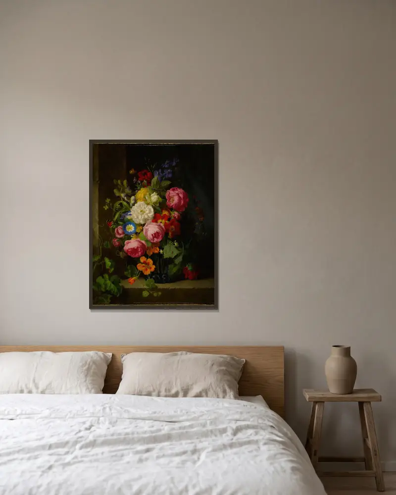 Blumenstillleben in einer blauen Kristallvase von Josef Lauer gerahmt an einer Wand