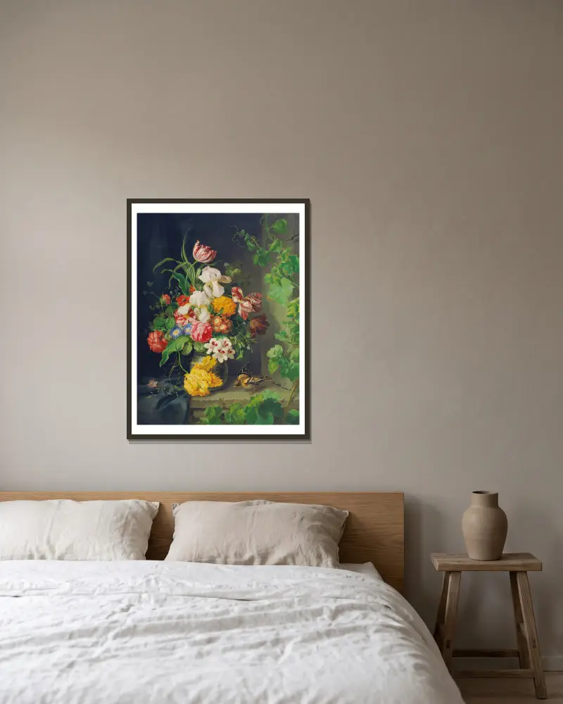 Stillleben mit Blumen, Spatz und Weinreb von Josef Lauer gerahmt an einer Wand