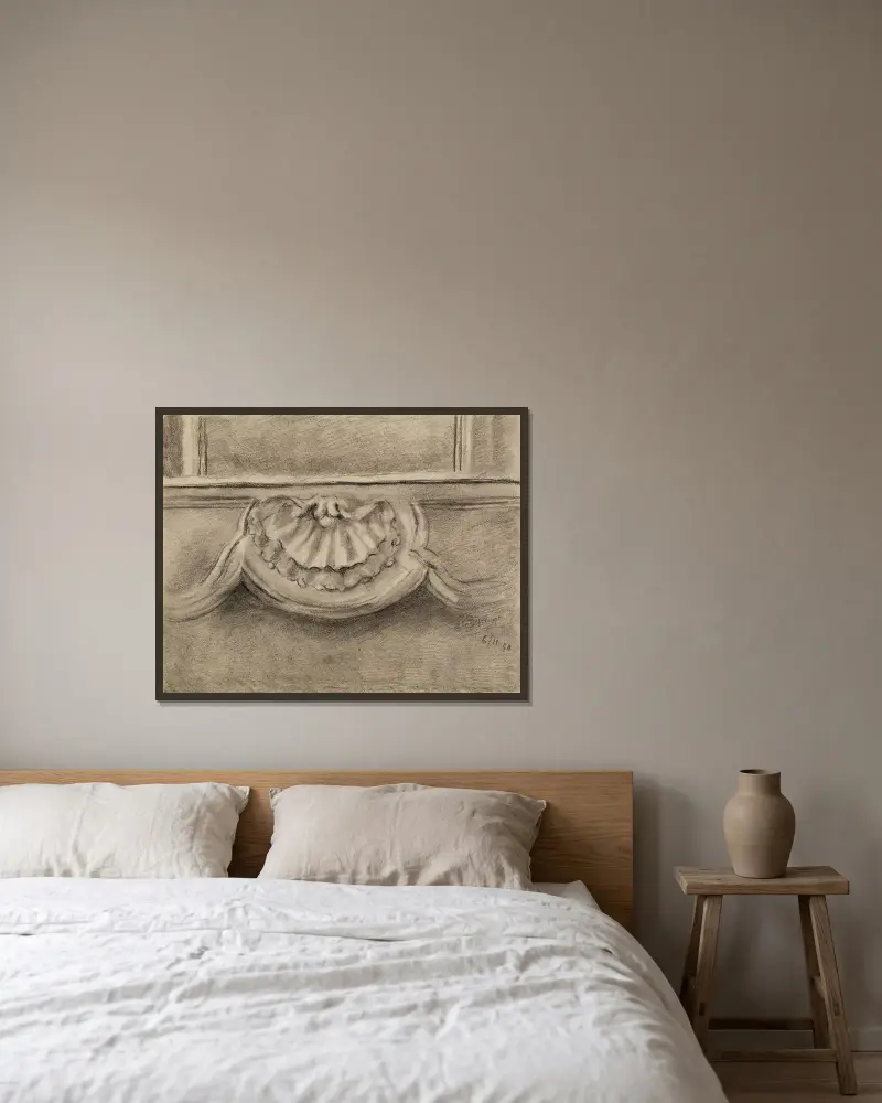 Motif à la coquille d’un décor de cheminée av Arthur-Joseph Gueniot inramad på en vägg