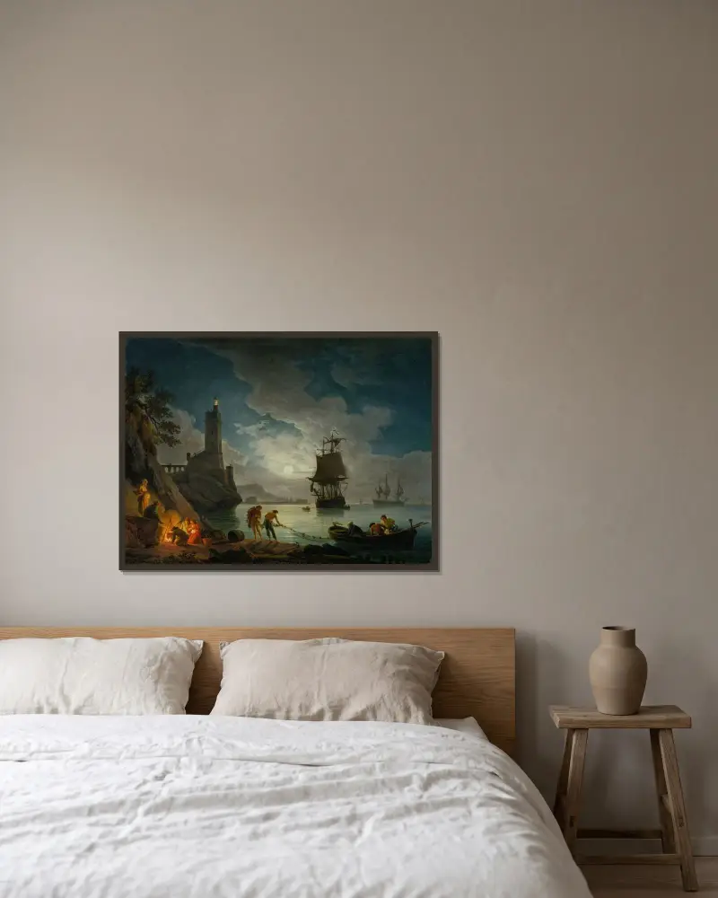 En hamn i månsken av Claude-Joseph Vernet inramad på en vägg