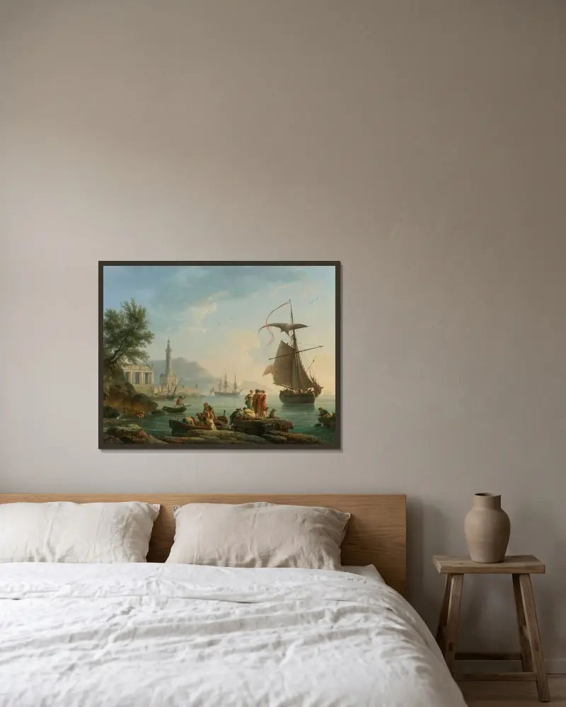 En medelhavshamn i solnedgång med fiskare vid vattnet, en fyr och ett örlogsfartyg till ankars i bukten av Claude-Joseph Vernet inramad på en vägg