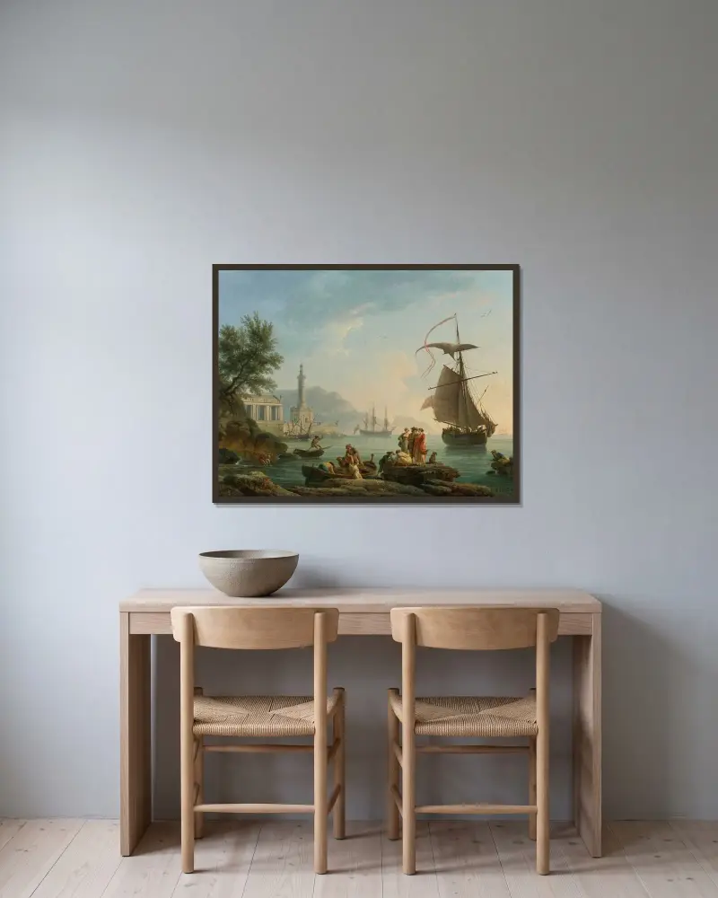 En medelhavshamn i solnedgång med fiskare vid vattnet, en fyr och ett örlogsfartyg till ankars i bukten av Claude-Joseph Vernet inramad på en vägg