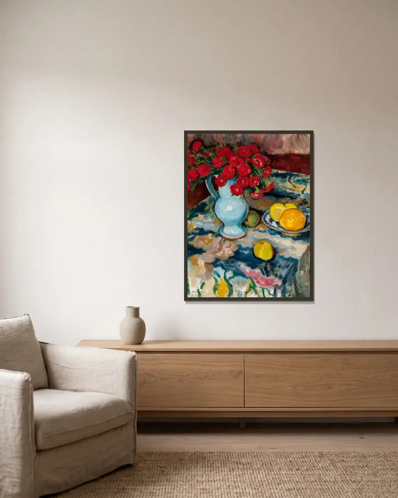Rote Nelken (Stillleben mit blauer Vase) von Józef Pankiewicz gerahmt an einer Wand