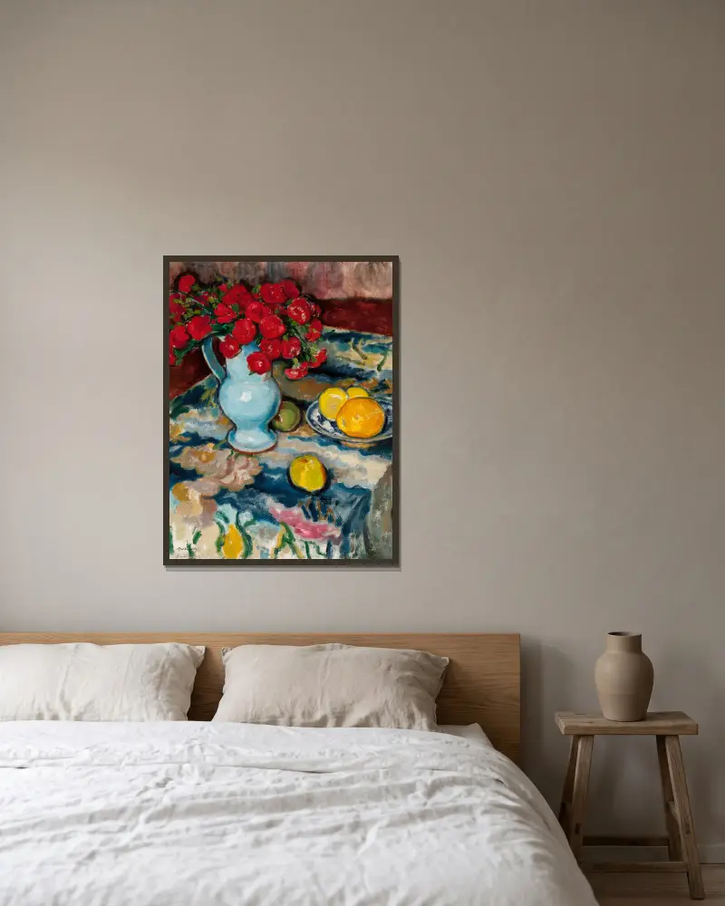 Rote Nelken (Stillleben mit blauer Vase) von Józef Pankiewicz gerahmt an einer Wand