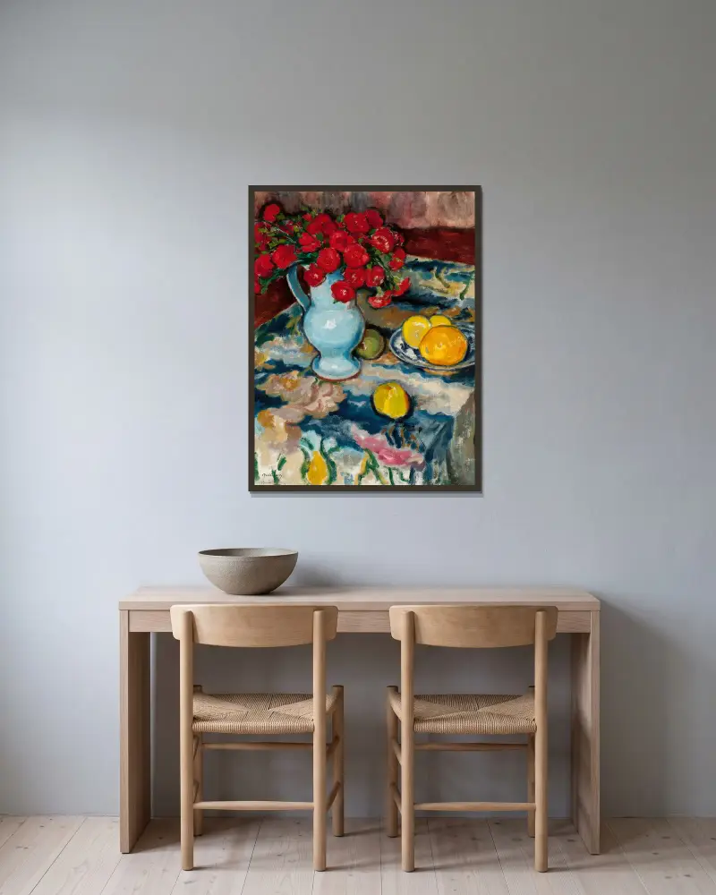 Rote Nelken (Stillleben mit blauer Vase) von Józef Pankiewicz gerahmt an einer Wand