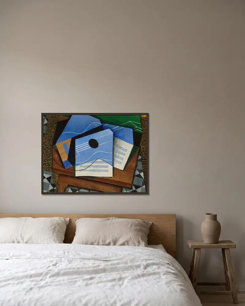 Kytara na stole, Juan Gris v rámu na stěně