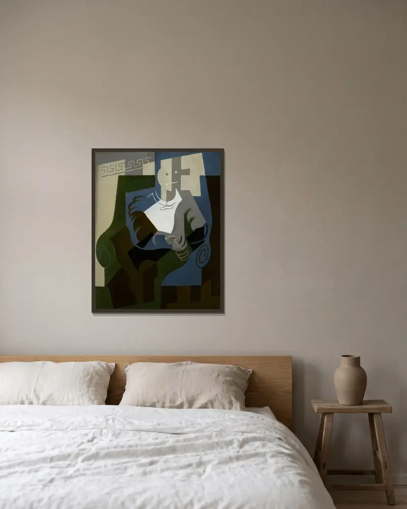 Sittande Harlekin av Juan Gris inramad på en vägg