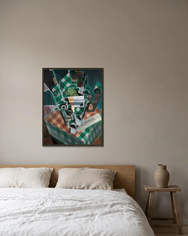 Stilleben med rutig bordsduk av Juan Gris inramad på en vägg
