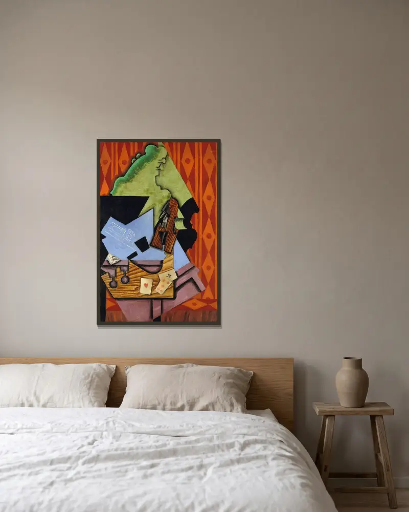 Fiol och spelkort på ett bord av Juan Gris inramad på en vägg