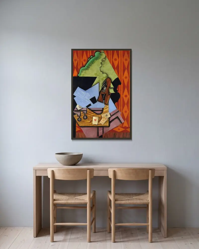 Fiol och spelkort på ett bord av Juan Gris inramad på en vägg