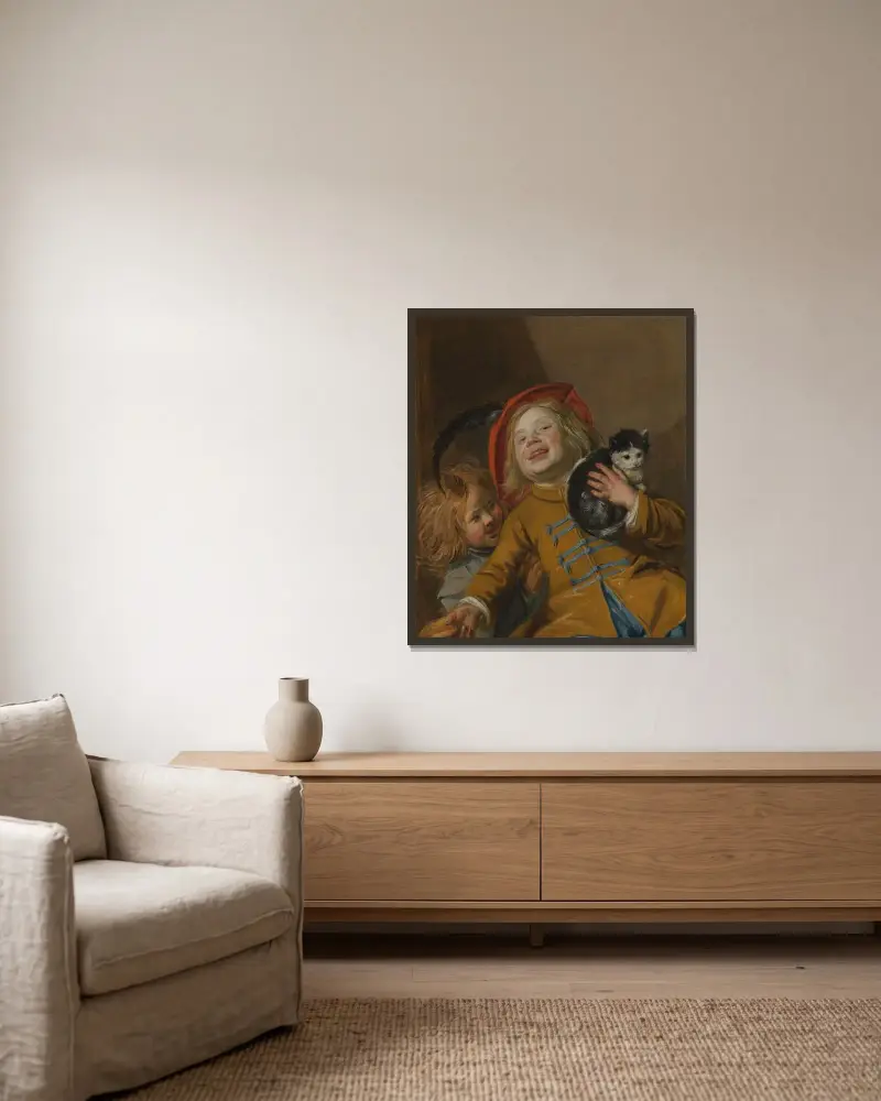 Två barn med en katt av Judith Leyster inramad på en vägg