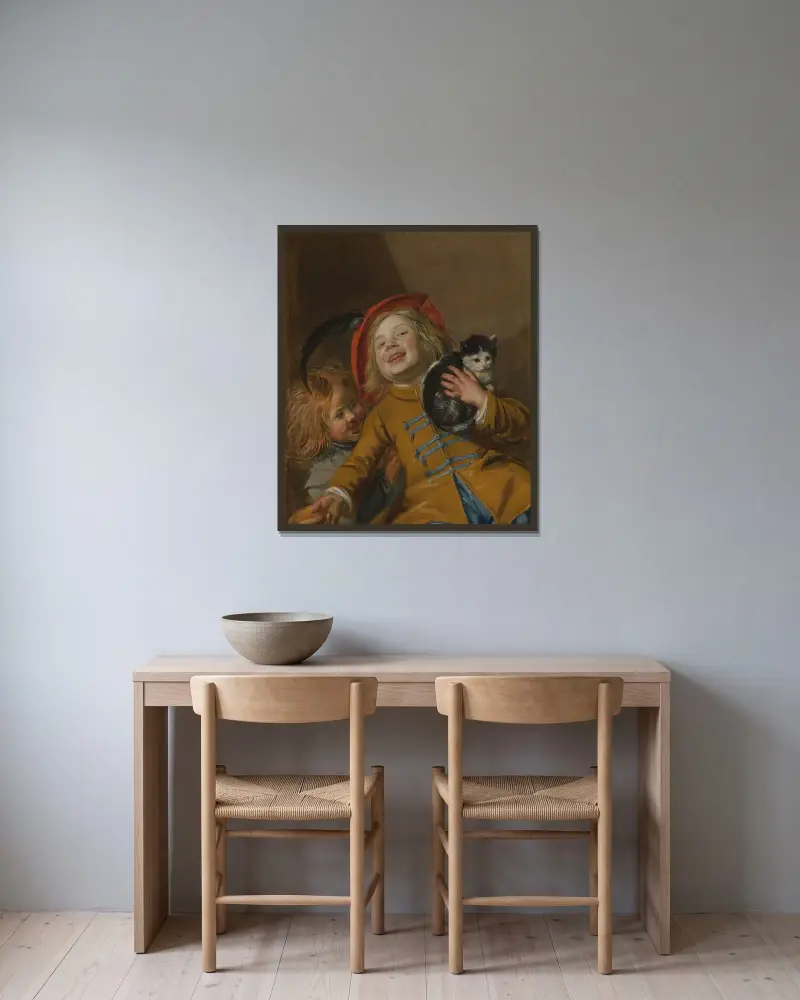 Två barn med en katt av Judith Leyster inramad på en vägg