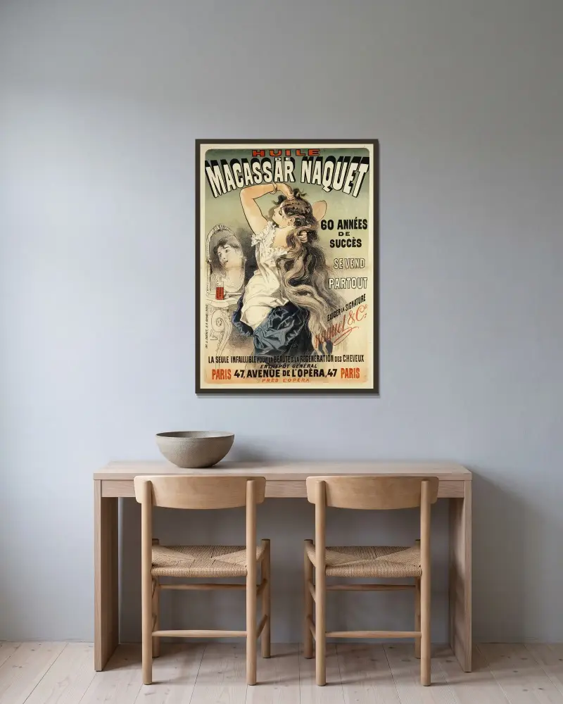 Huile De Macassar Naquet av Jules Chéret inramad på en vägg