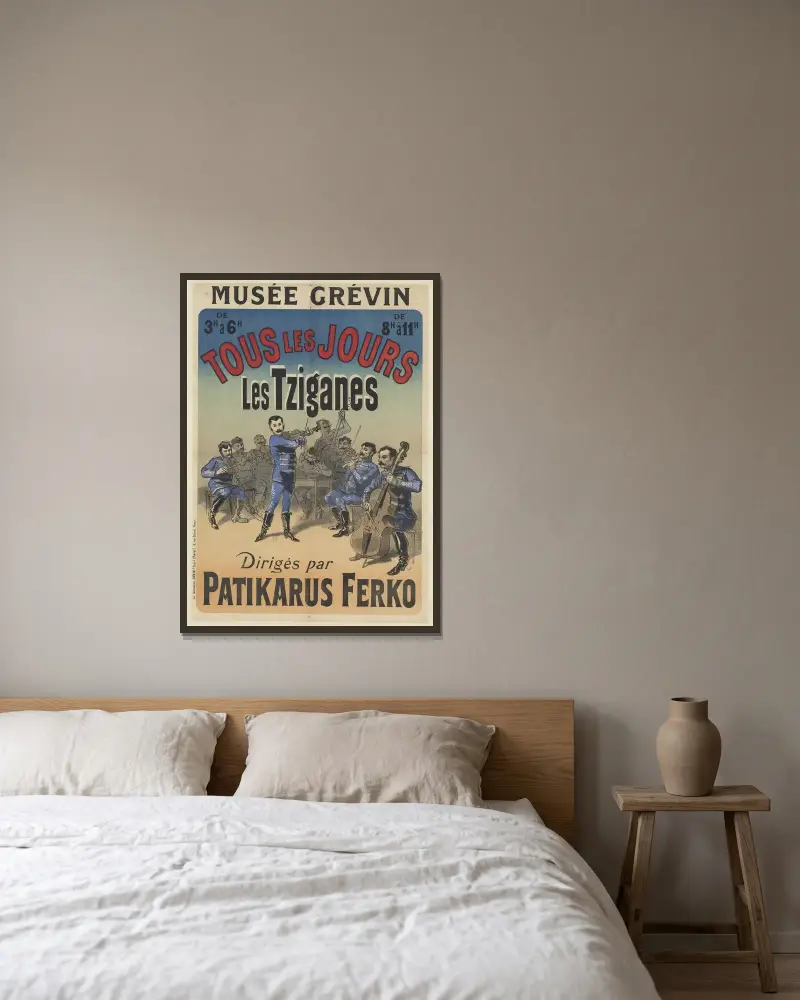 Musée Grévin. tous les jours. Les Tziganes dirigés par Patikarus Ferko av Jules Chéret inramad på en vägg