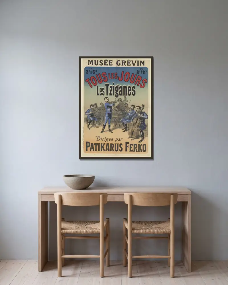 Musée Grévin. tous les jours. Les Tziganes dirigés par Patikarus Ferko av Jules Chéret inramad på en vägg