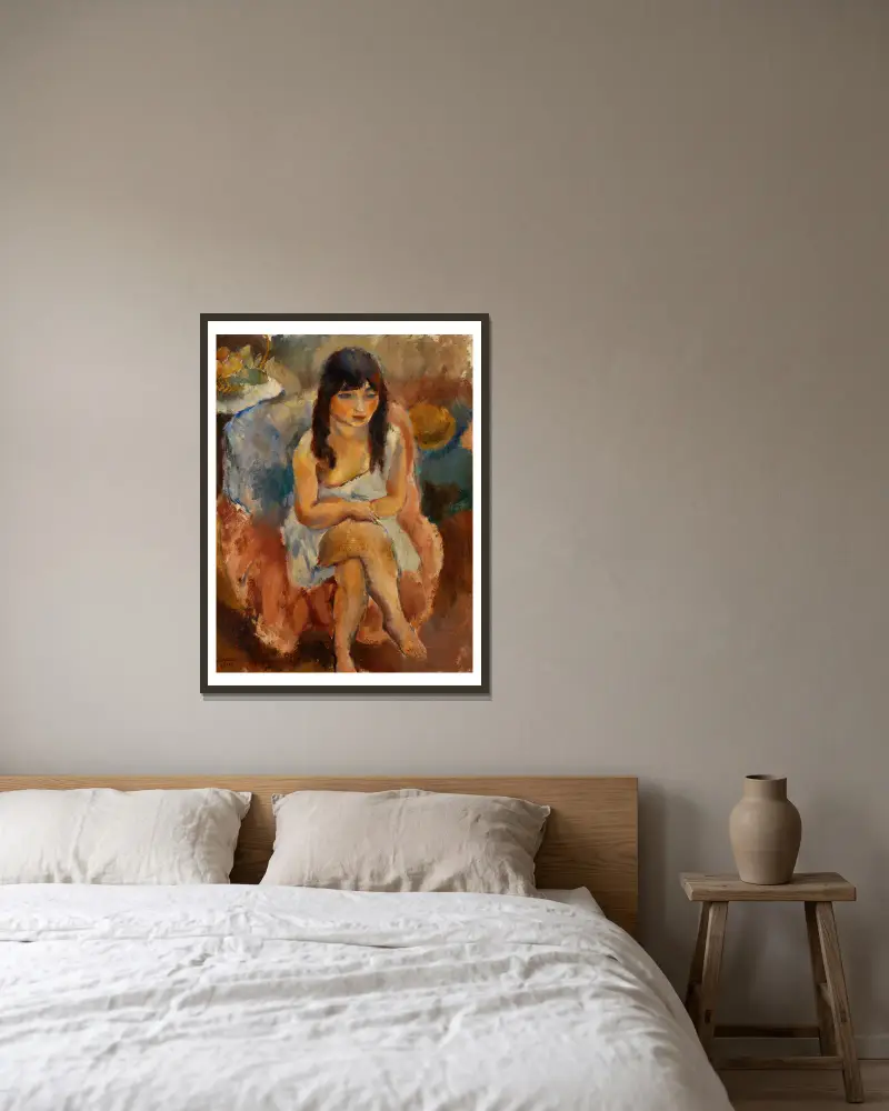 Sitzende Figur (Jeune fille assise) von Jules Pascin gerahmt an einer Wand