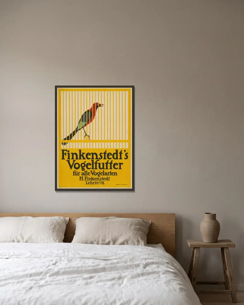 Finkenstedts Vogelfutter von Julius Klinger gerahmt an einer Wand