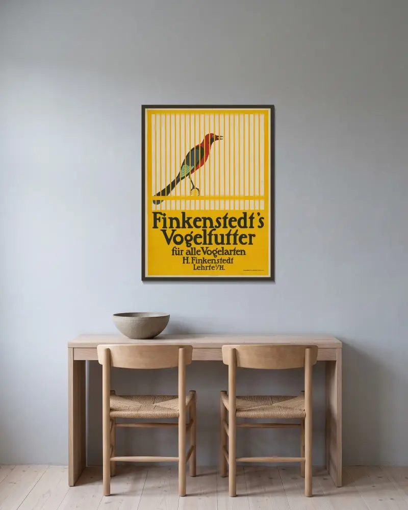Finkenstedts Vogelfutter von Julius Klinger gerahmt an einer Wand