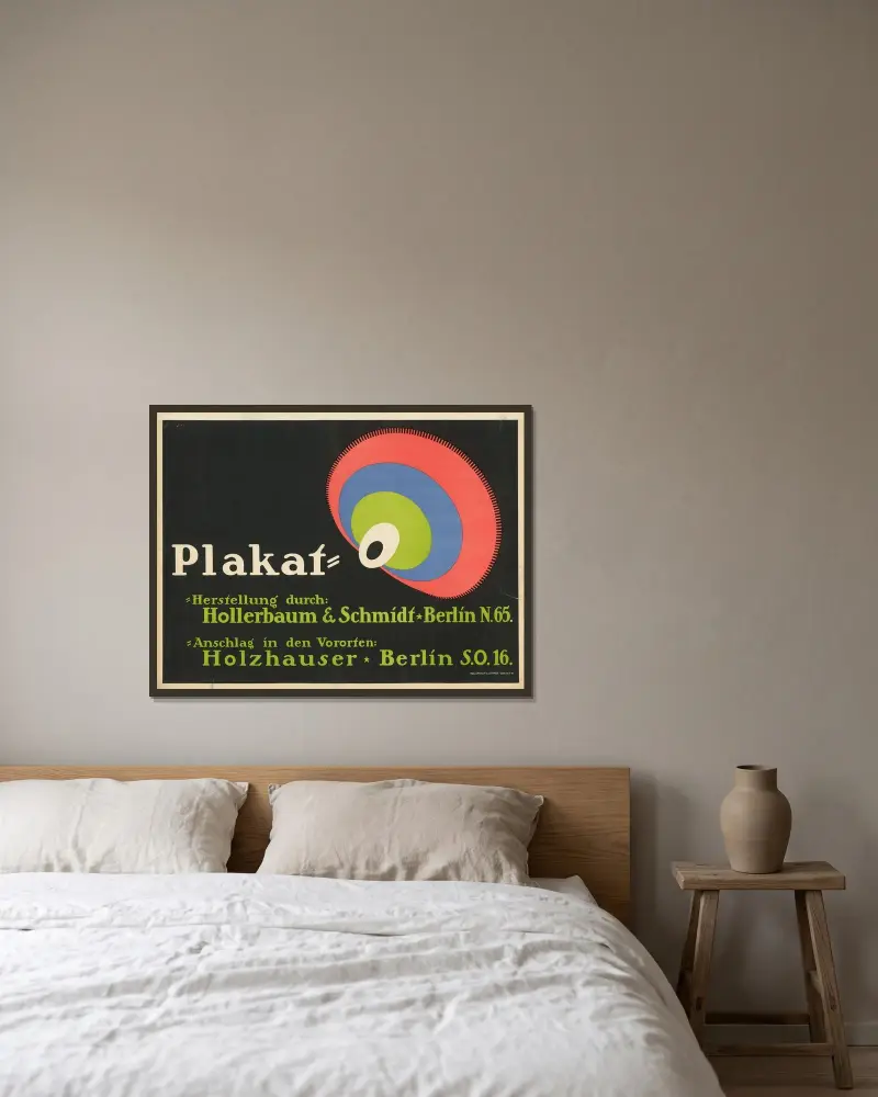 Plakat-Herstellung durch Hollerbaum und Schmidt, – Anschlag Holzhauser av Julius Klinger inramad på en vägg