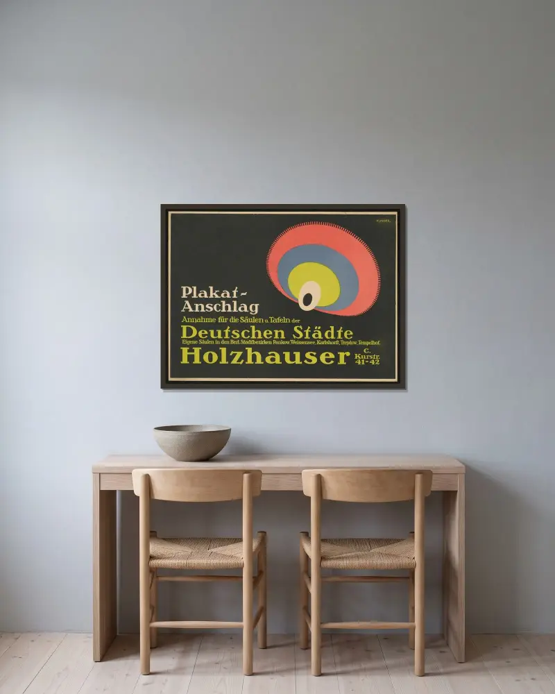 Plakatanschlag Holzhauser av Julius Klinger inramad på en vägg