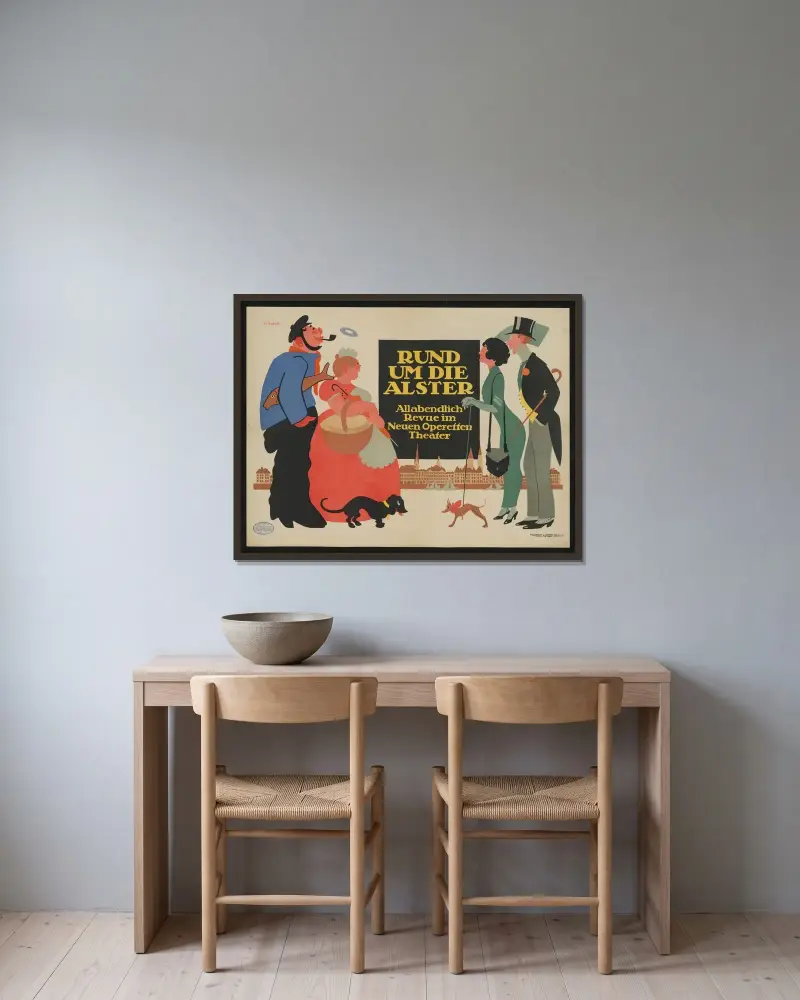 Plakat für die Revue „Rund um die Alster“ im Neuen Operetten-Theater von Julius Klinger gerahmt an einer Wand