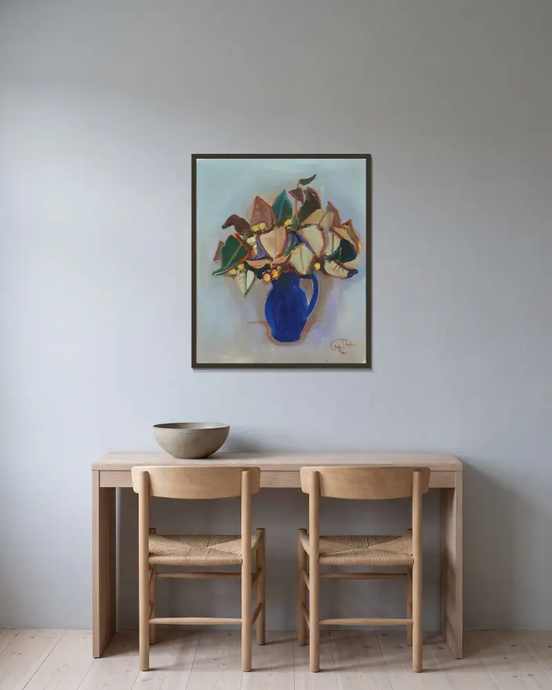 Blå kruka med lindblommor av Karl Hofer inramad på en vägg