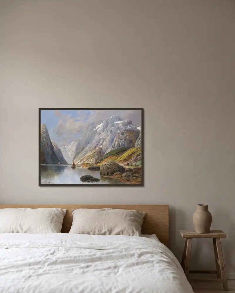 Fjordlandskap av Karl Kaufmann inramad på en vägg