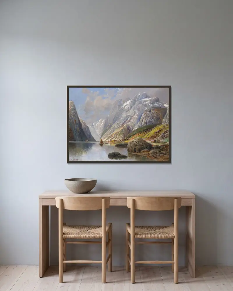 Fjordlandskap av Karl Kaufmann inramad på en vägg