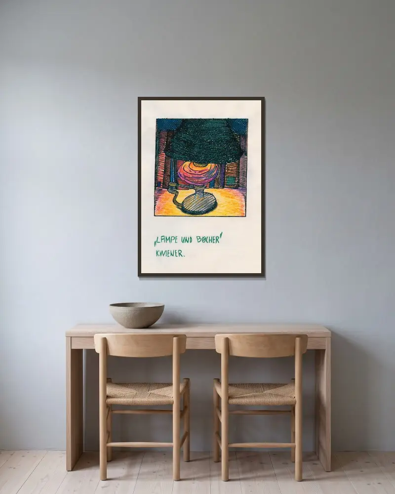 Lampa och böcker av Karl Wiener inramad på en vägg