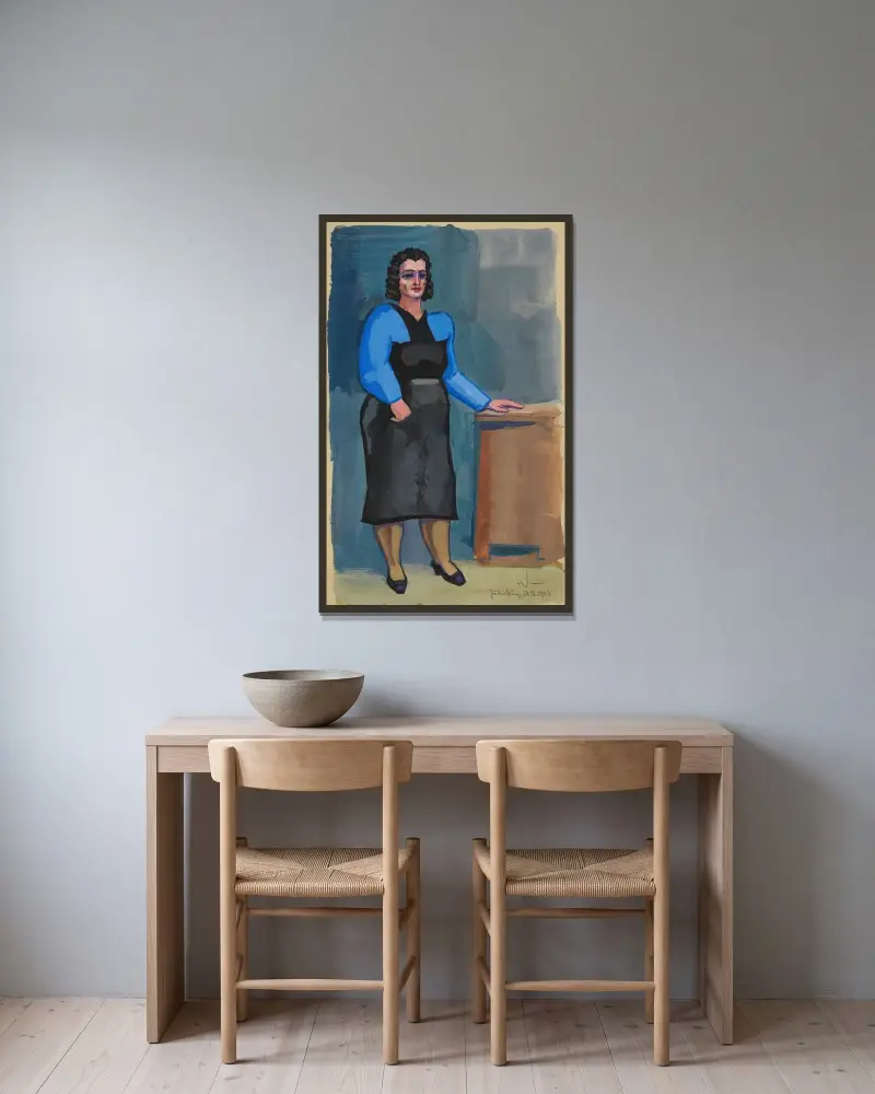 Utan titel (Kvinna i blå blus och svart klänning) av Karl Wiener inramad på en vägg