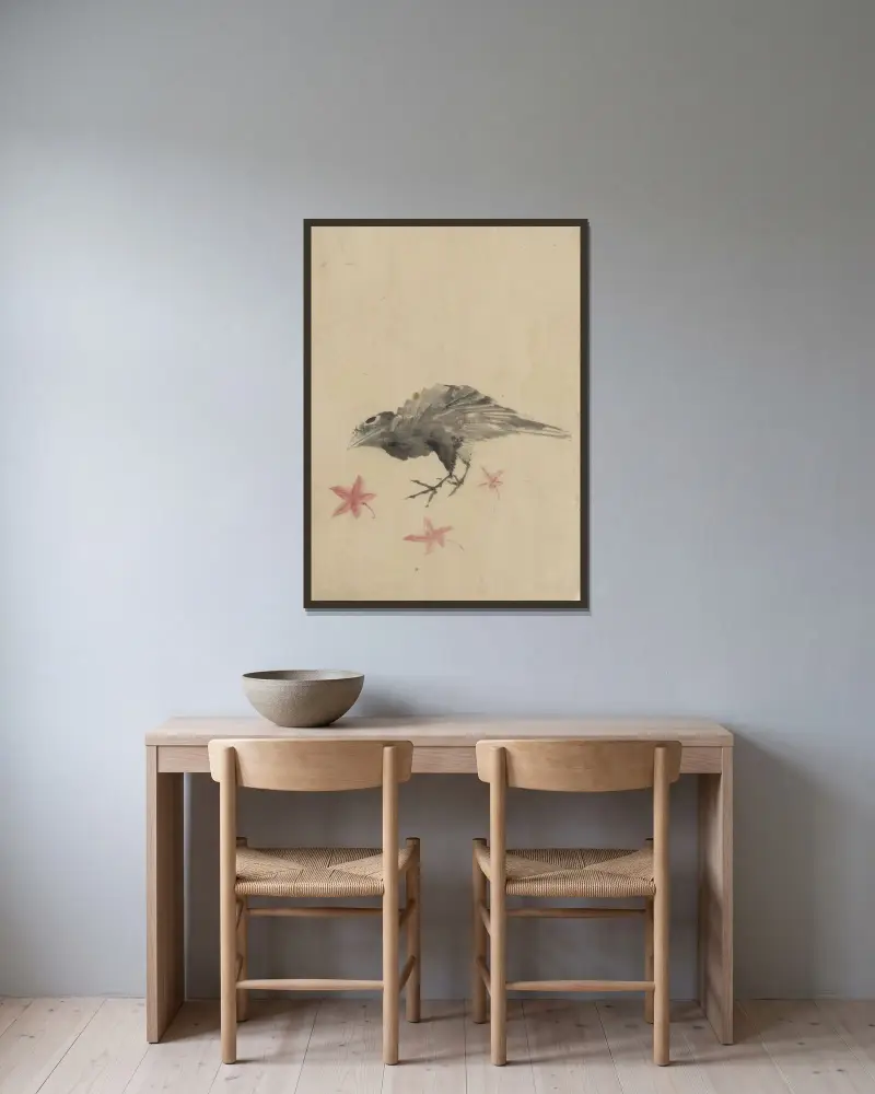 Ein Vogel, möglicherweise Krähe oder Rabe, nach links gewandt, zwischen Blättern stehend, den Kopf geneigt, als ob er genau hinsieht oder lauscht von Katsushika Hokusai gerahmt an einer Wand
