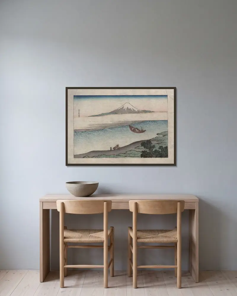 Fūkeiga av Katsushika Hokusai inramad på en vägg