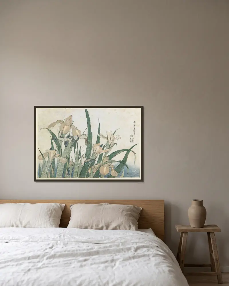 Irises and Grasshopper av Katsushika Hokusai inramad på en vägg