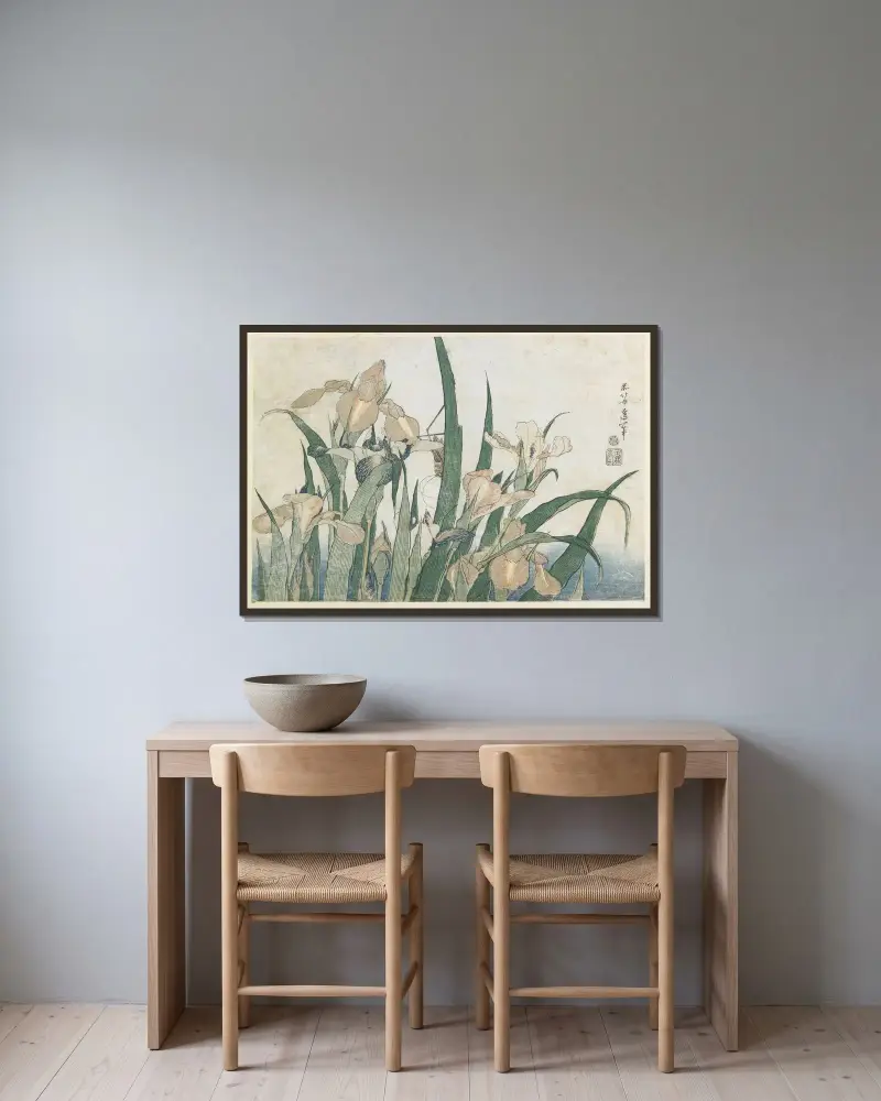 Irises and Grasshopper av Katsushika Hokusai inramad på en vägg