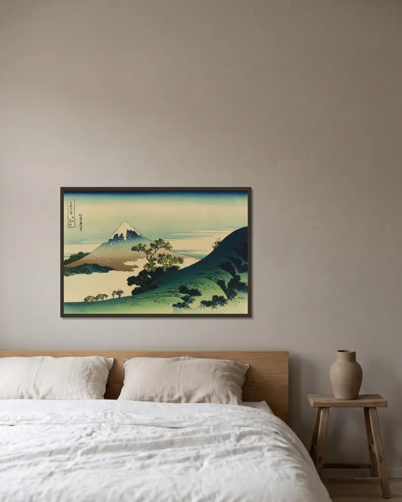 Kōshū inume-tōge av Katsushika Hokusai inramad på en vägg