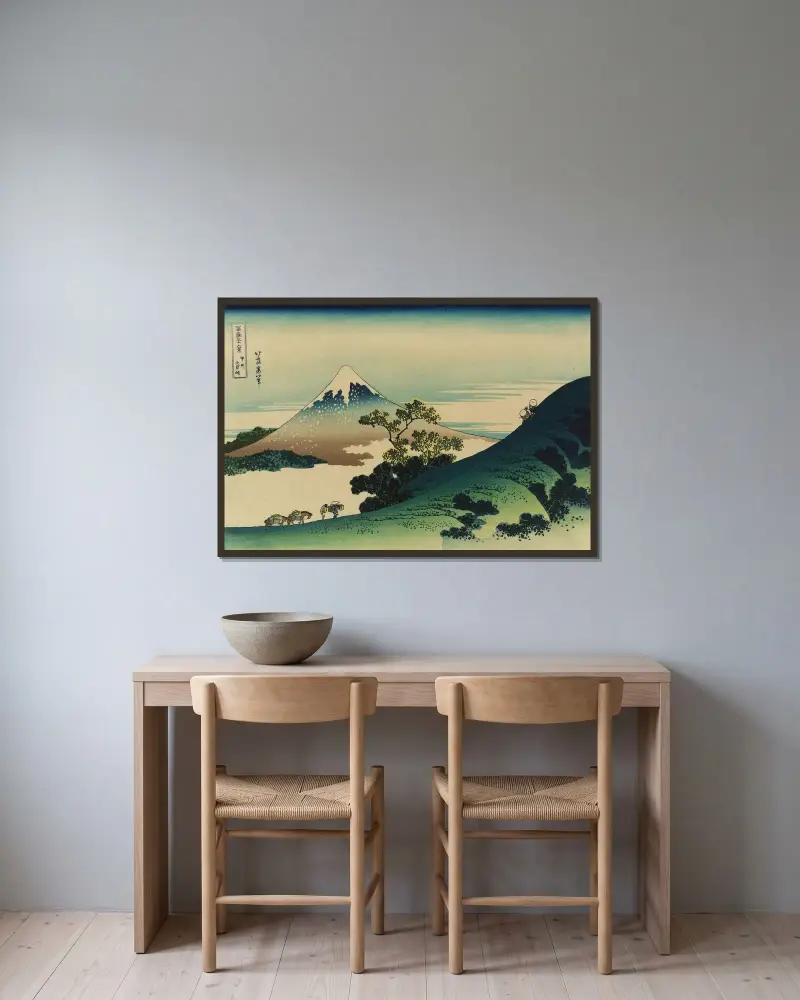 Kōshū inume-tōge av Katsushika Hokusai inramad på en vägg