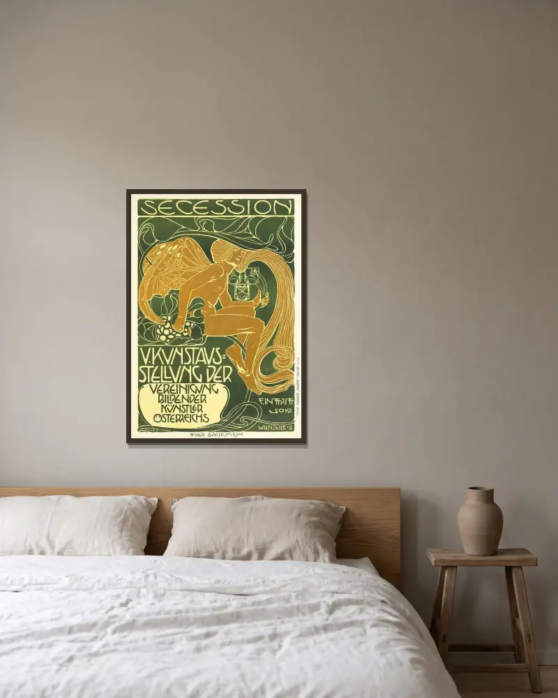 Plakat für die 5. Ausstellung der Secession von Koloman Moser gerahmt an einer Wand