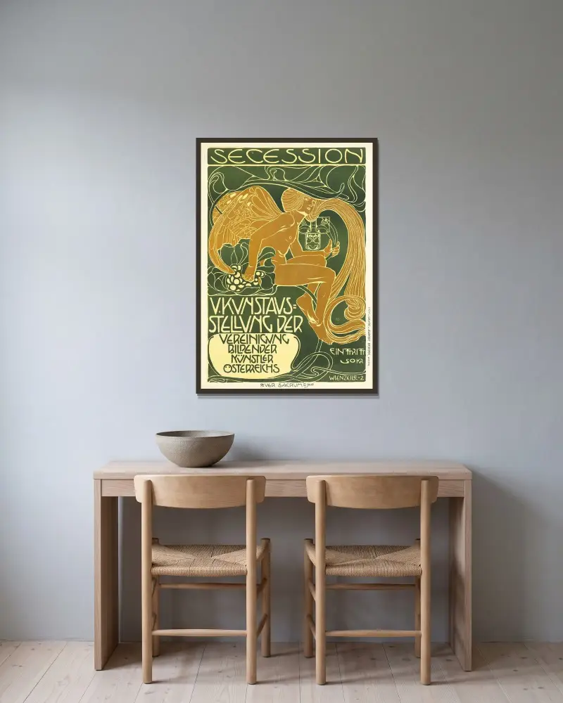 Plakat für die 5. Ausstellung der Secession von Koloman Moser gerahmt an einer Wand