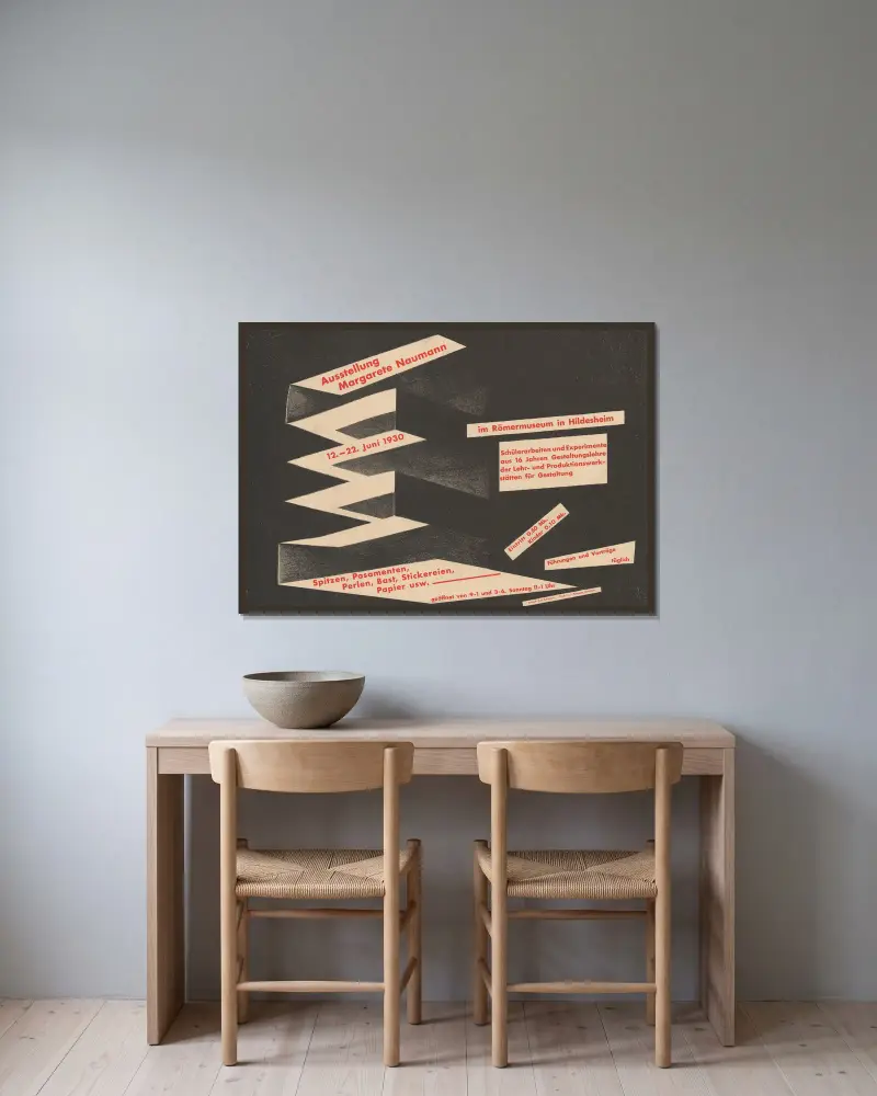 Ausstellung Margarete Naumann – Spitzen, Posamenten, Perlen, Bast, Stickereien, Papier usw. – Römermuseum Hildesheim von Kurt Schwitters gerahmt an einer Wand