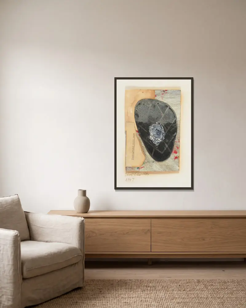 Ohne Titel (Fotografien mit Sorgfalt) av Kurt Schwitters inramad på en vägg