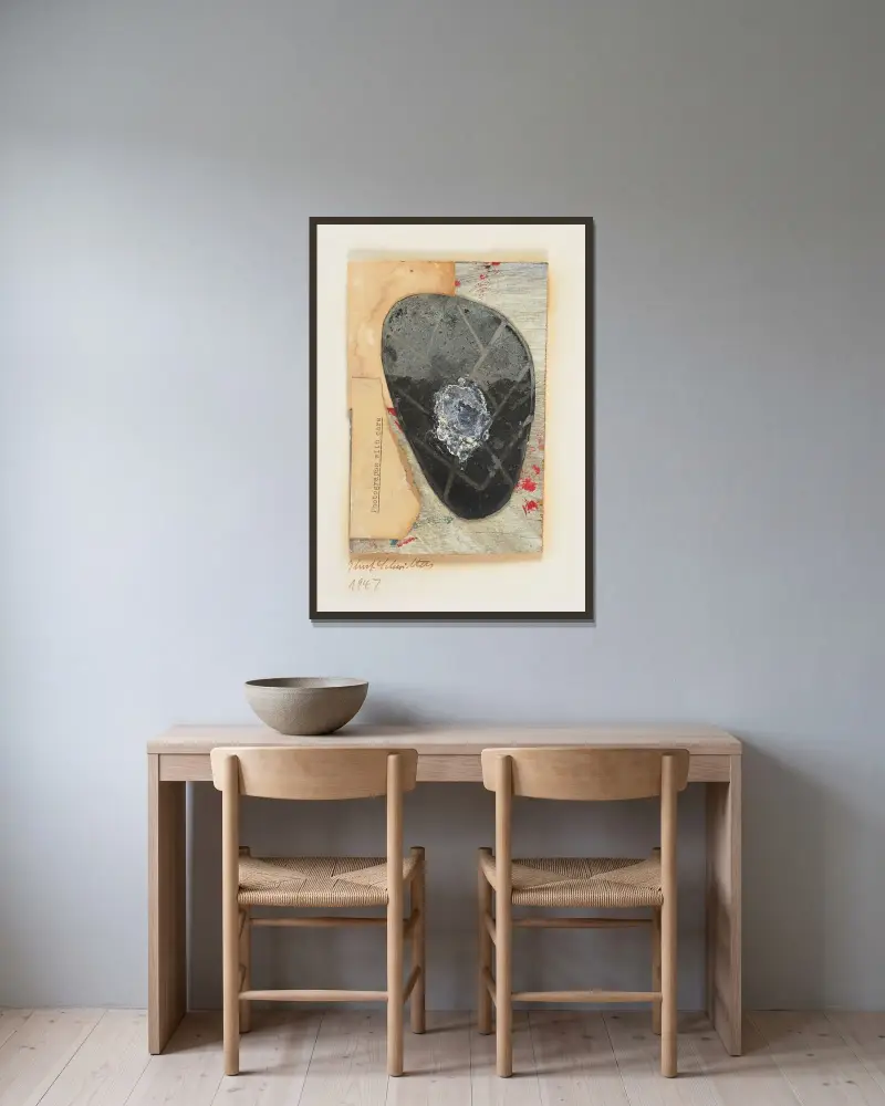 Ohne Titel (Fotografien mit Sorgfalt) av Kurt Schwitters inramad på en vägg